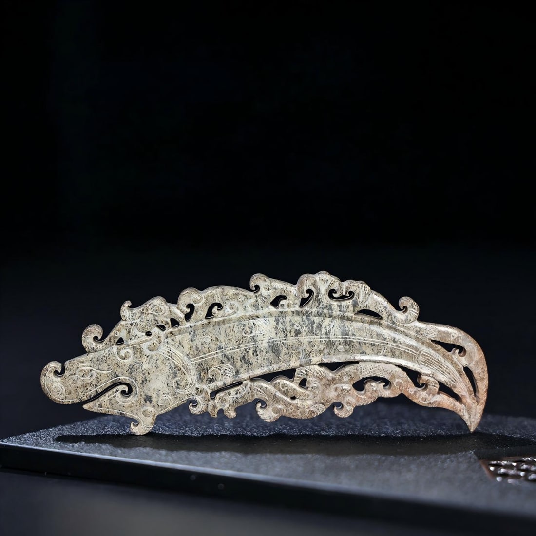 Exquisite antique, Hetian jade dragon pendant, unearthed and fully inlaid.: A rare and exquisite piece from a private collection, this Hetian jade dragon pendant features a thick, deep patina, deeply ingrained color, and superb craftsmanship with sharp carving. Dimensions: