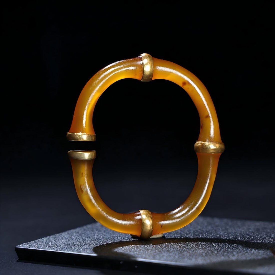 Exquisite antique, Hetian jade bracelet: Exquisitely crafted, this Hetian jade bracelet boasts a rich patina and deep, penetrating color. The craftsmanship is superb, with sharp and skillful carving. A rare and exceptional piece from a