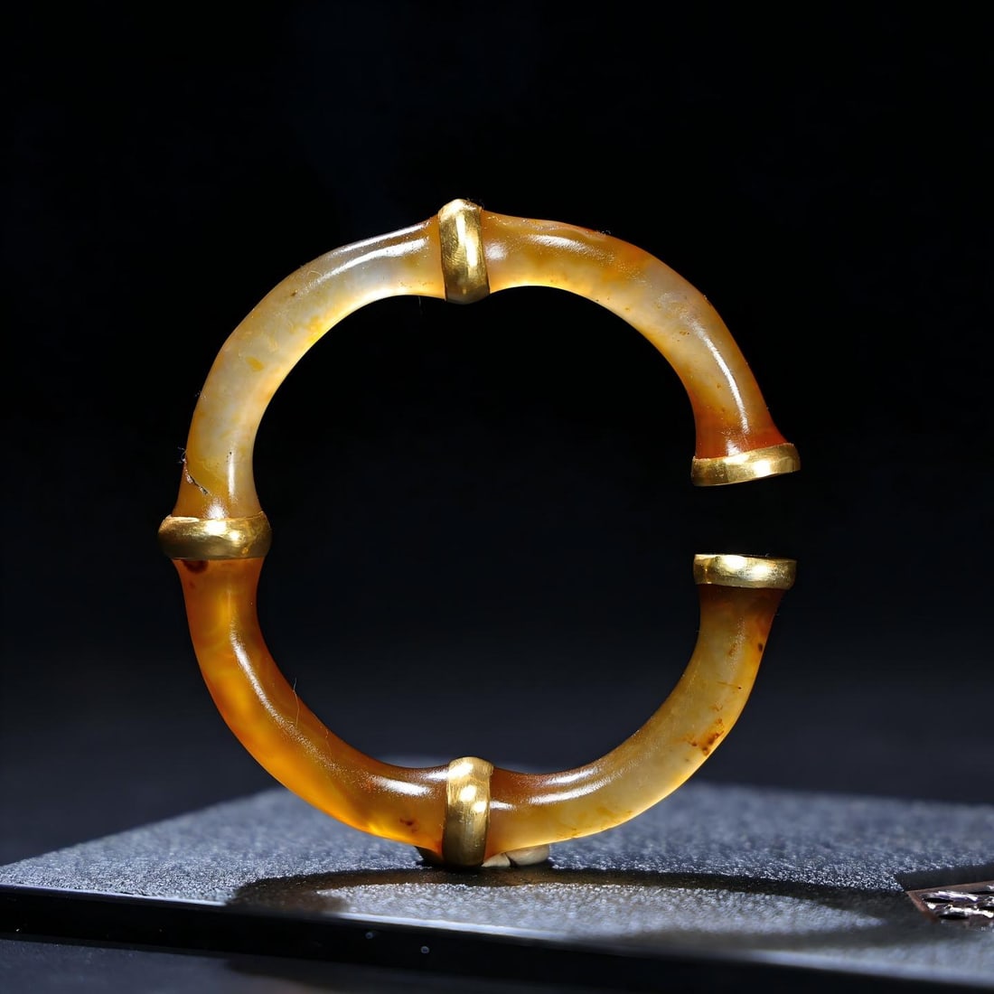 Exquisite antique, Hetian jade bracelet: Exquisitely crafted, this Hetian jade bracelet boasts a rich patina and deep, penetrating color. The craftsmanship is superb, with sharp and skillful carving. A rare and exceptional piece from a