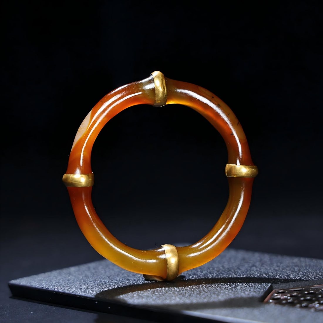 Exquisite antique, Hetian jade bracelet: Exquisitely crafted, this Hetian jade bracelet boasts a rich patina and deep, penetrating color. The craftsmanship is superb, with sharp and skillful carving. A rare and exceptional piece from a