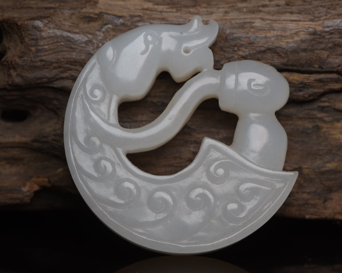 Hotan Yuma: Hetian jade horse specifications: 5.6X5.6X1.2CM, weight 62G. The jade is warm and delicate, with natural color patina, skillful carving, excellent patina, vivid carving, smooth lines, and perfect