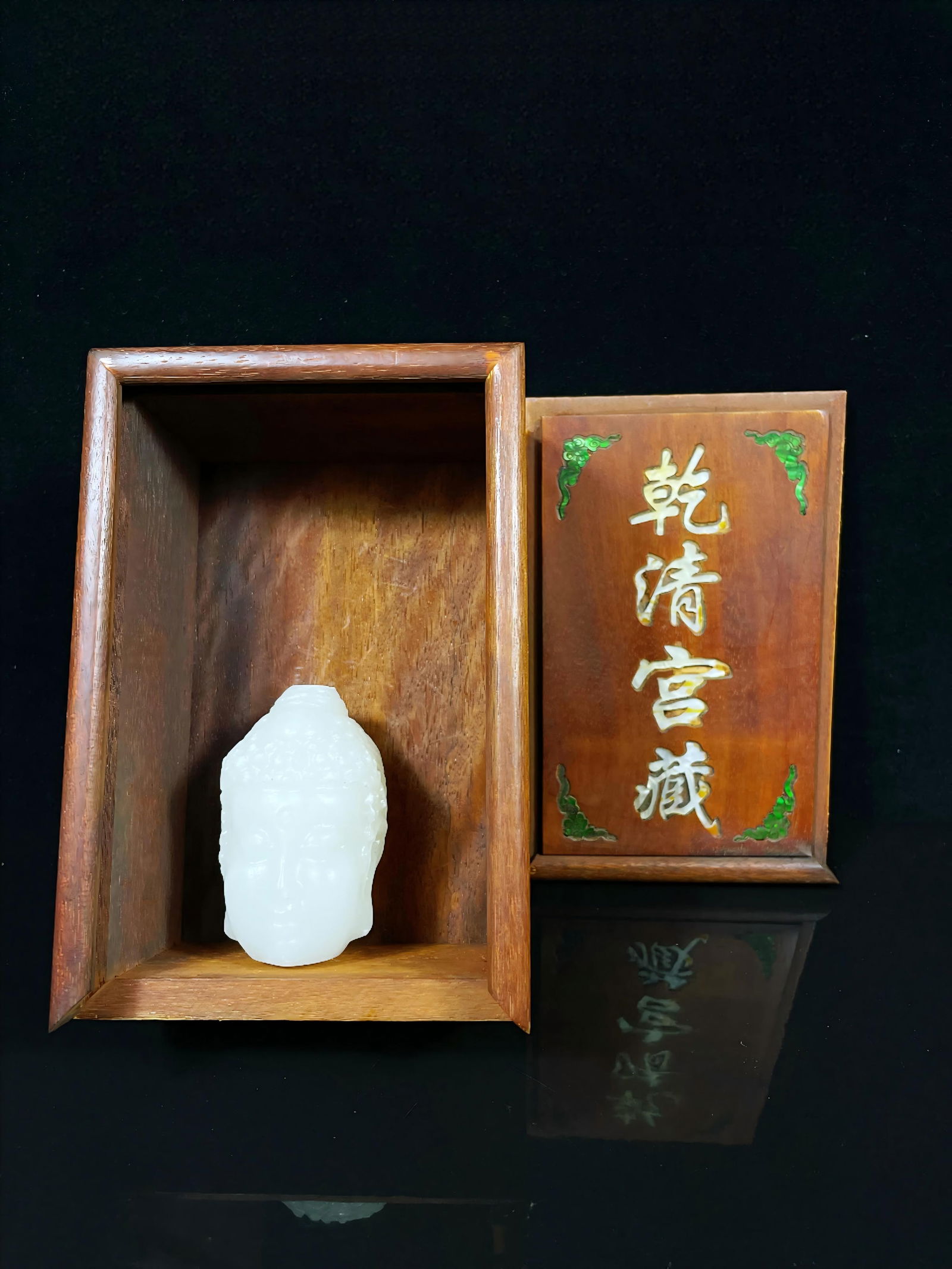 Treasured Hetian jade ornament in rosewood box from the Qianqing Palace collection: A rare Hetian jade ornament in a rosewood box from the Qianqing Palace collection. Box dimensions: 15 x 10 x 7 cm; jade dimensions: 6.5 x 4.5 cm; weight: 488 g. Provenance:Private collection, Warsaw