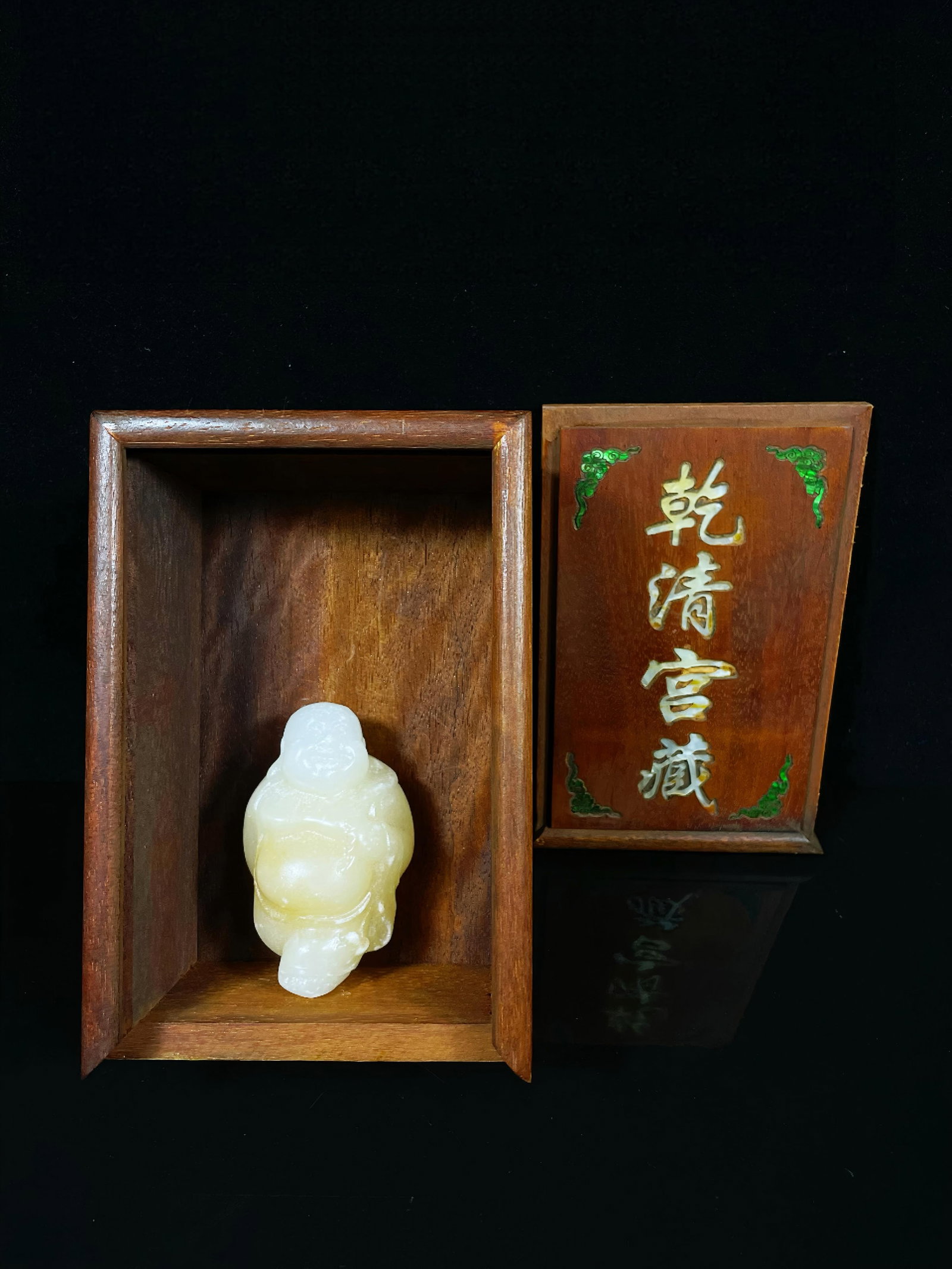 Treasured Hetian jade ornament in rosewood box from the Qianqing Palace collection: This is a rare Hetian jade ornament in a rosewood box from the Qianqing Palace collection. The box dimensions are 15 x 10 x 7 cm, the jade piece measures 7 x 4.5 cm, and it weighs 464 g.