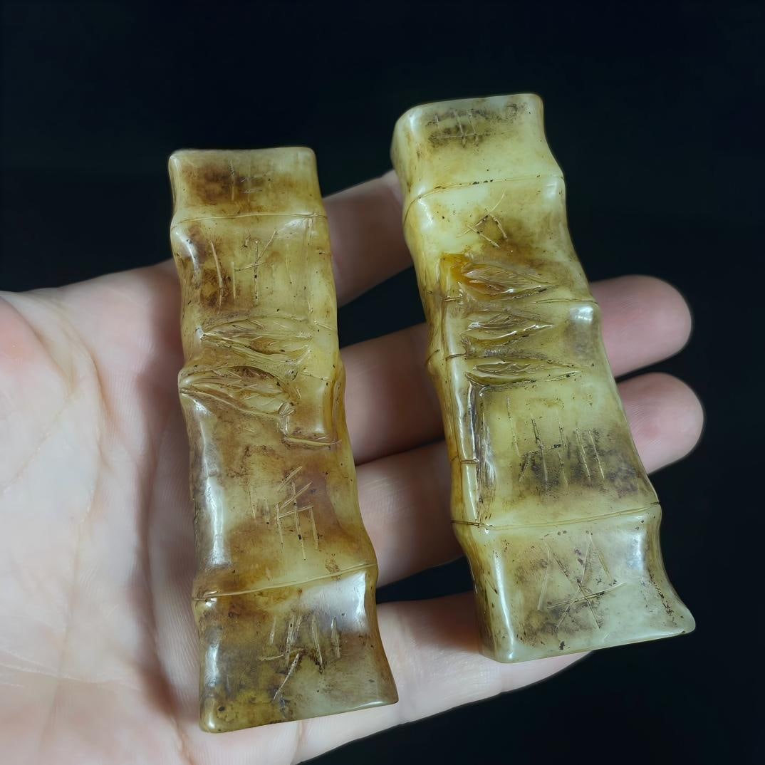 Treasured Hetian ancient jade bamboo-shaped pendant: This is a rare Hetian jade bamboo-shaped hand-held piece. Dimensions: 8.5 x 2.5 cm, Total weight: 186 g. Provenance:Private collection, Warsaw , Poland. Our cooperative logistics services provider