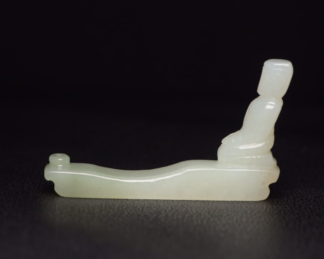 Hetian jade incense holder: Hetian jade incense holder dimensions: 8.0 x 4.7 x 1.3 cm, weight 41 g. The jade is delicate and warm to the touch, with an exquisite and elegant design, superb carving, and a natural and rustic