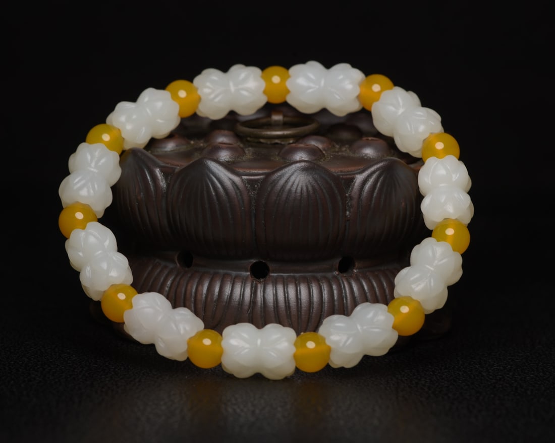 Hetian jade bracelet: Hetian jade bracelet specifications: single bead 1.3X1.1X1.1CM, weight 41G. The jade is delicate and warm, the shape is exquisite and elegant, the carving is superb, the patina is simple and natural,