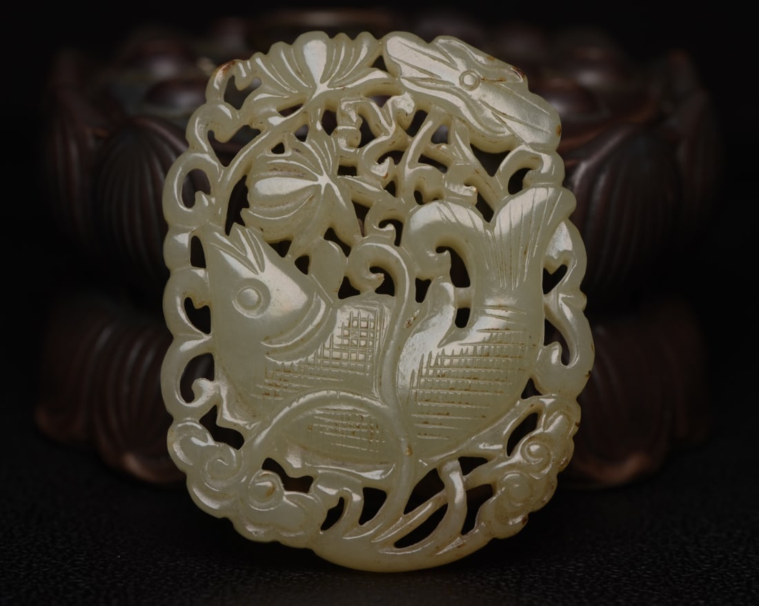 Hetian jade brings abundance year after year: Hetian jade "Abundant Harvest Year After Year" dimensions: 5.7 x 4.6 x 0.8 cm, weight 36 g. The jade is delicate and warm to the touch, with an exquisite and elegant design, superb carving, and a