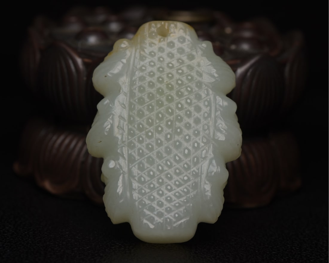 Hotan jade cicada pendant: Hetian jade cicada pendant dimensions: 5.6 x 3.9 x 1.2 cm, weight 53 g. The jade is delicate and warm to the touch, with an exquisite and elegant design, superb carving, and a natural and rustic