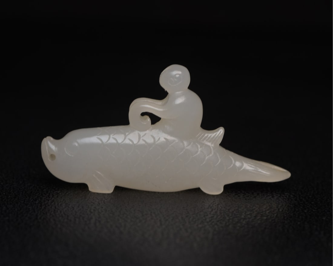 Hotan jade fish: Hetian jade fish specifications: 7.1X3.6X1.1CM, weight 29G. The jade is delicate and warm, the shape is exquisite and elegant, the carving is superb, and the patina is simple and natural. It has impor