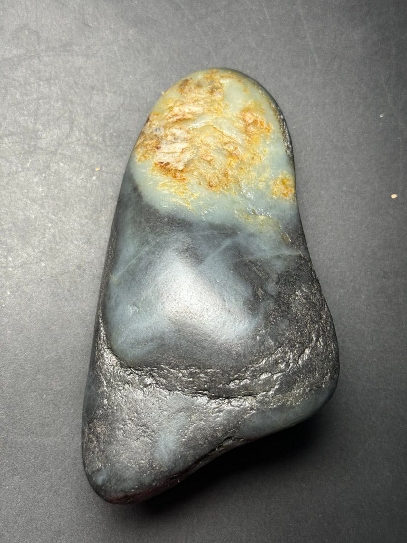 Hotan jade rough stone: Hetian jade raw stone, blue and white seed material, original stone and skin, natural three colors, full shape, warm and lustrous jade quality, natural weathering of the surface, first-class quality.