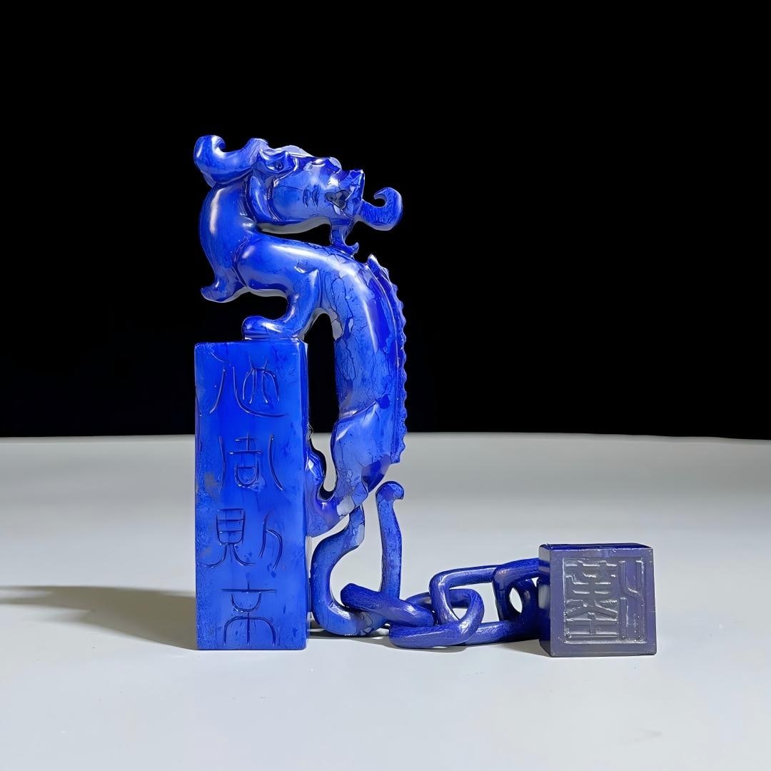 Hetian jade carving "Emperor's Inspection Tour" seal: The Hetian jade carving of the "Emperor's Inspection Tour" seal is 10 cm high and weighs 145 g. Provenance:from a private collector in Bucharest, Romania. Our cooperative logistics services provider e