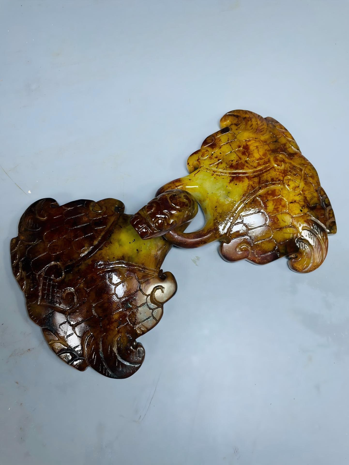 A pair of exquisite ancient jade hooks from the Warring States and Han Dynasties (1 of 8)