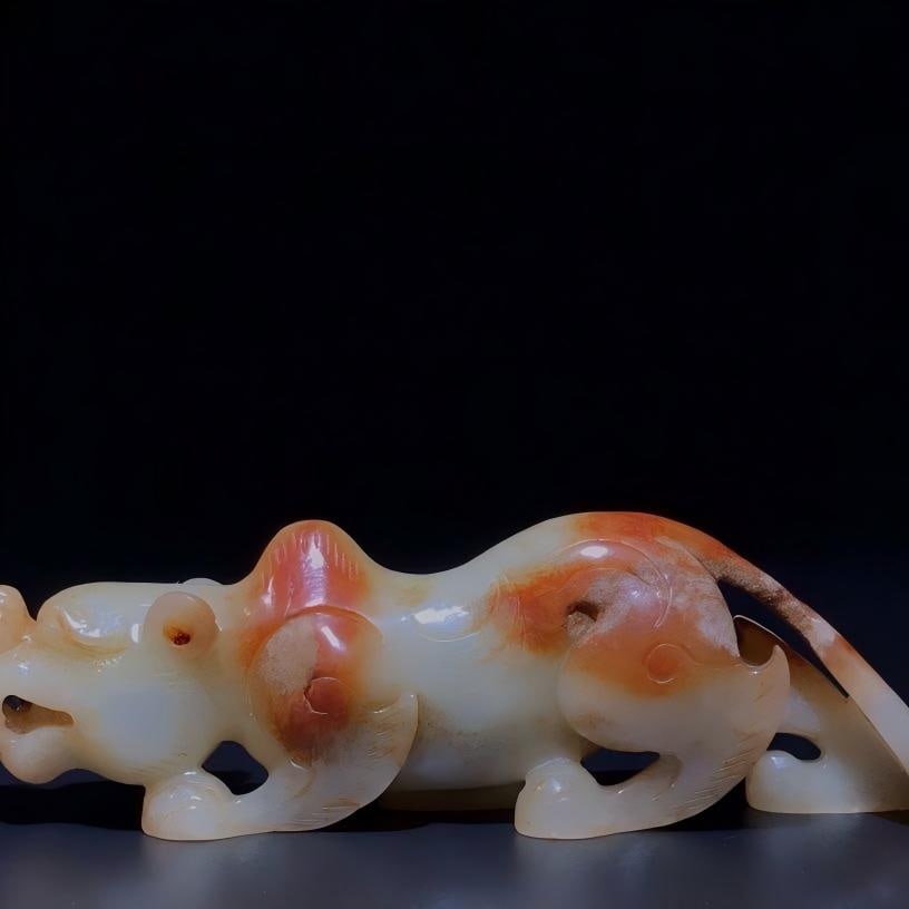 Hetian jade auspicious beast ornament: This Hetian jade auspicious beast ornament is made of fine jade with a thick patina and deep color penetration. The carving is exquisite. It measures 11.5 cm in length, 4 cm in height, and weighs 132.