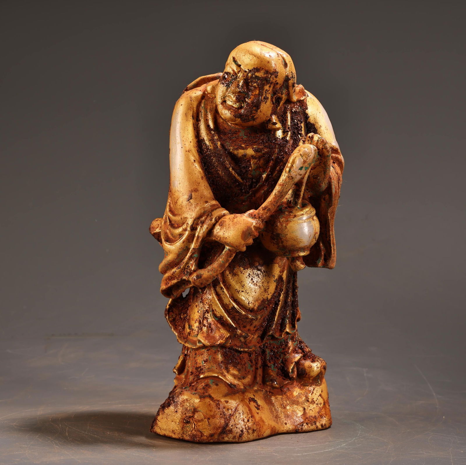 White jade carvings of Arhat figures unearthed from a tomb in the countryside (1 of 10)