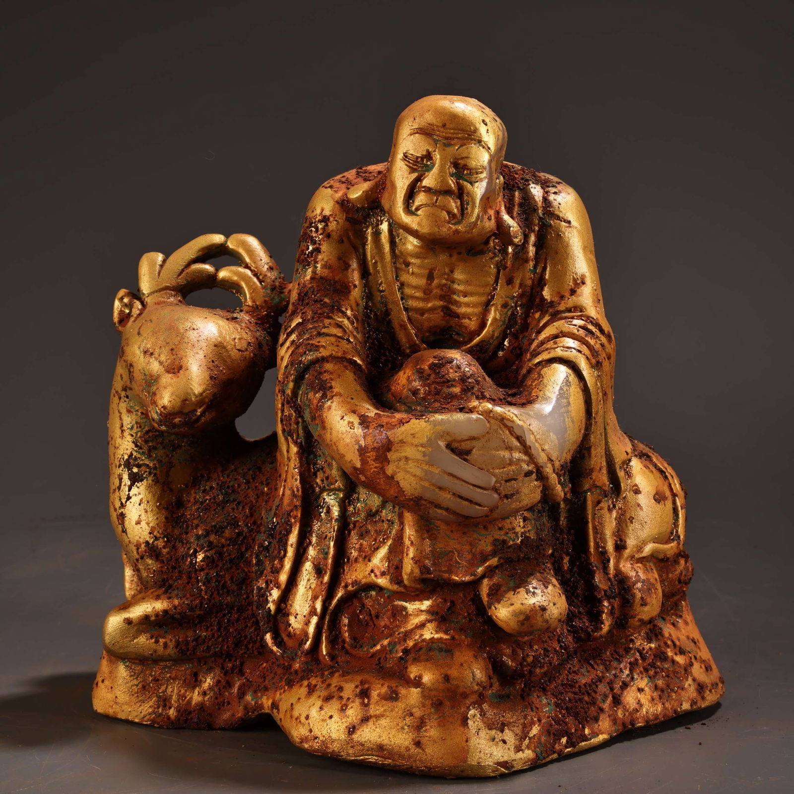 White jade carvings of Arhat figures unearthed from a tomb in the countryside (1 of 8)