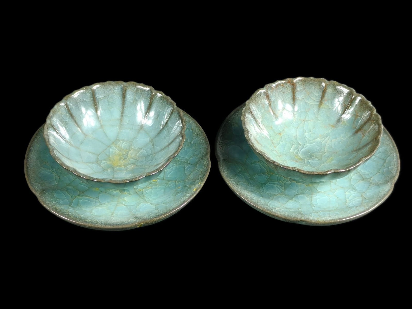 Ice crack pattern cup holder: The bowl and saucer set features an elegant five-petal flower-shaped rim and comes with a supporting saucer, forming a complete tea set or appreciation piece. This is the most distinctive feature of t