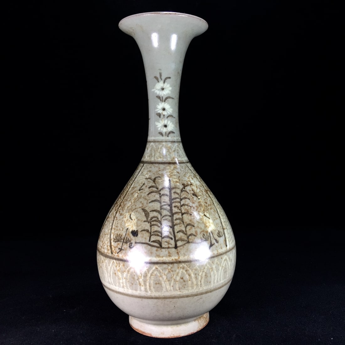 A Song Dynasty Goryeo porcelain vase with a beautiful patina. (1 of 9)