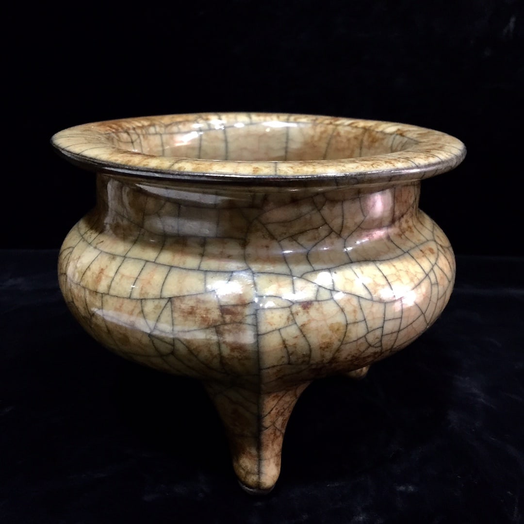 A Song Dynasty Ge ware porcelain incense burner with a patina developed over time.: A Song Dynasty Ge ware porcelain incense burner with a patina developed over time. Provenance:From an old private collection in Budapest, Hungary. Our cooperative logistics services provider expertly