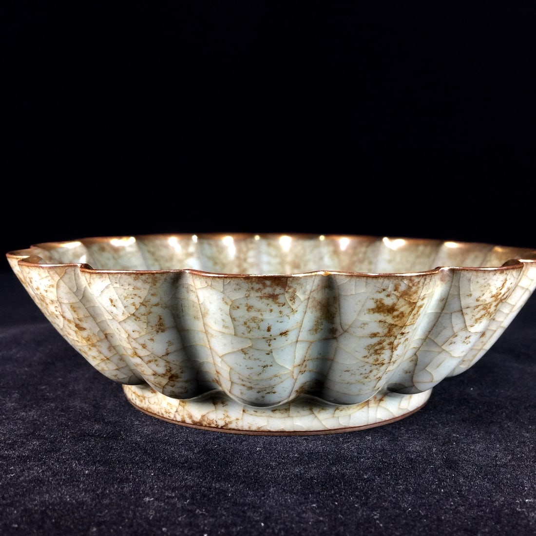 A Song Dynasty official kiln painted dragon-patterned sunflower-shaped plate with a rich patina. (1 of 9)