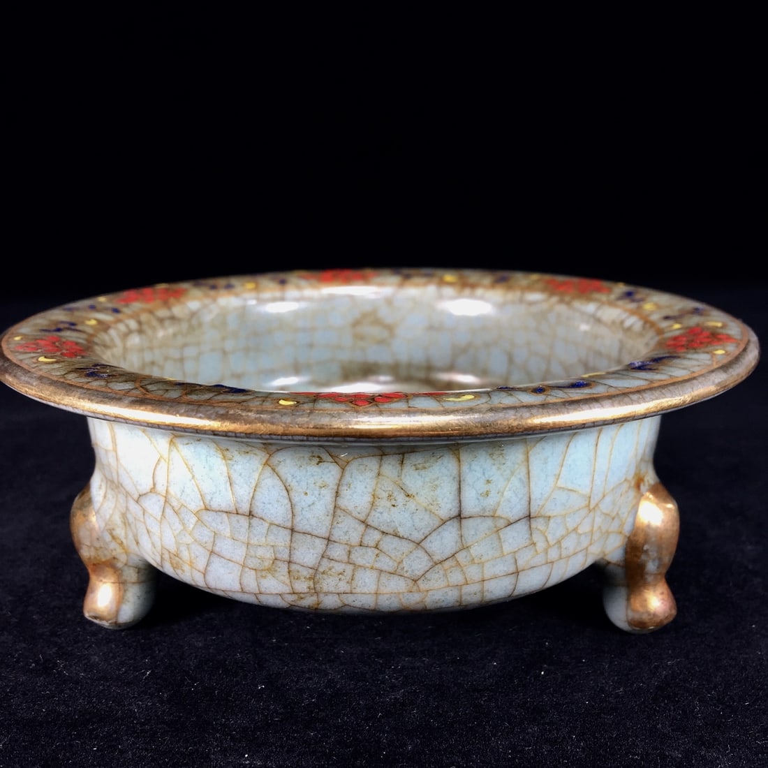 A Song Dynasty official kiln painted dragon-patterned tripod washer with a rich patina. (1 of 9)