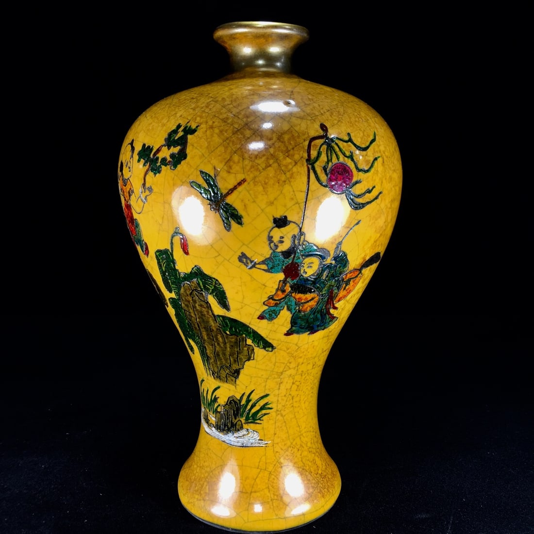 A Song Dynasty official kiln painted plum vase with a patina that has been passed down through: A Song Dynasty official kiln painted plum vase with a patina, measuring 3 x 23 cm. Provenance:Private collection from a professor in Paris-Saclay University. Our cooperative logistics services provide