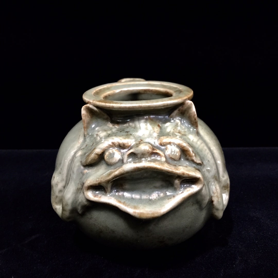 A Song Dynasty Longquan porcelain fish-shaped vase with a patina that has been passed down through (1 of 7)