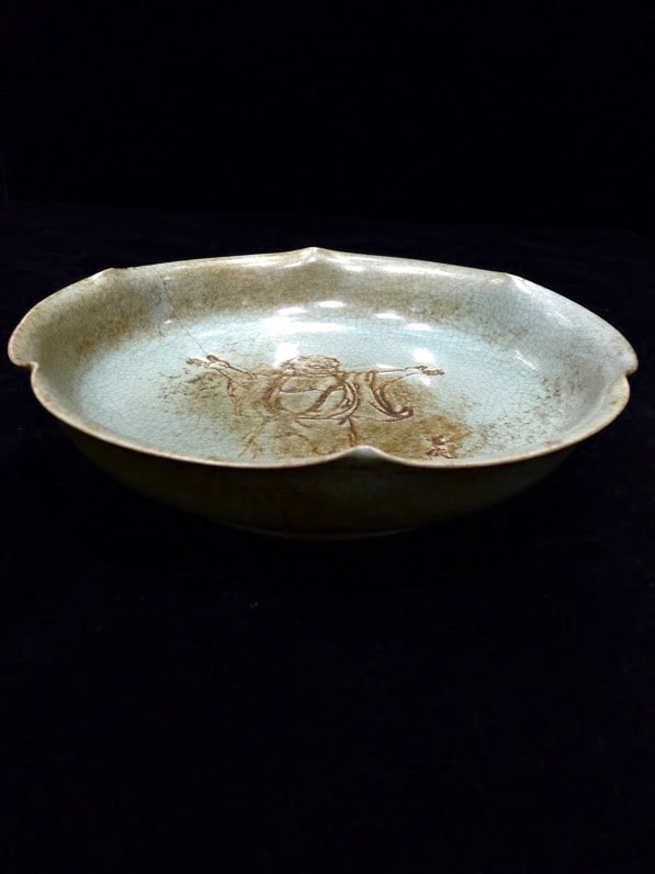 A Song Dynasty Ru ware plate with a patina that has been passed down through generations. (1 of 7)