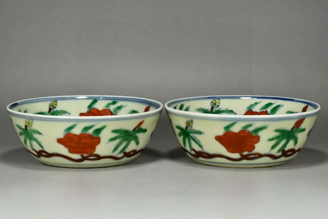 A straight-rimmed bowl with doucai (enamel overglaze) design of hibiscus scrolls made during the (1 of 9)
