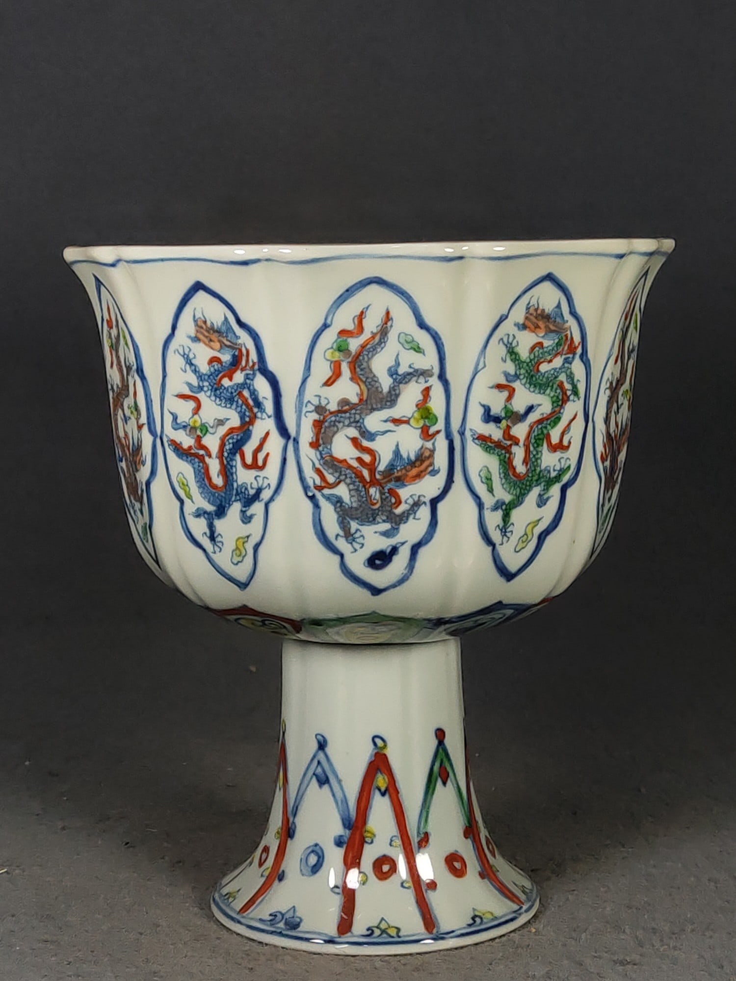 Five-color dragon-patterned high-footed bowl made during the Xuande period of the Ming Dynasty (1 of 7)