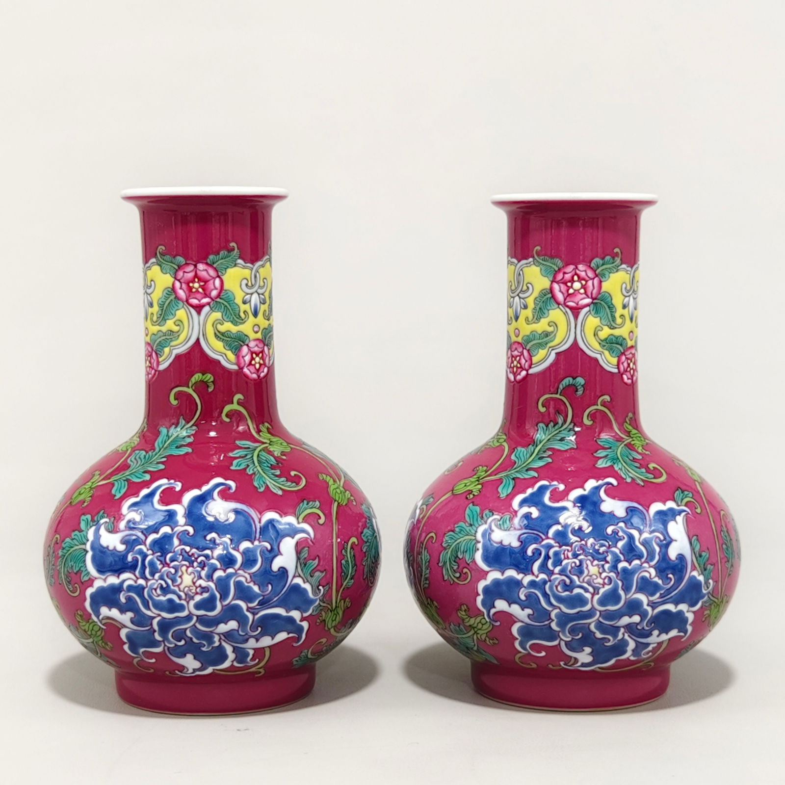 A Qing Dynasty Kangxi Emperor's Imperial Enamel Floral Pattern Dish-Mouth Vase (1 of 9)