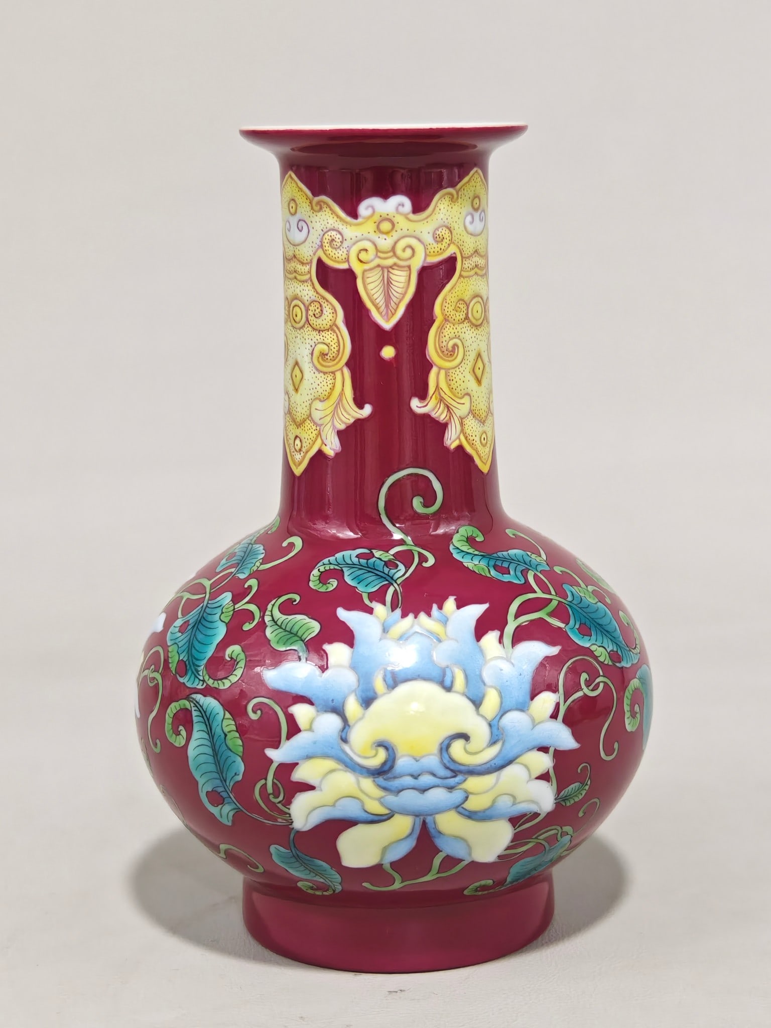 A Qing Dynasty Kangxi Emperor's Imperial Enamel Floral Pattern Dish-Mouth Vase (1 of 9)