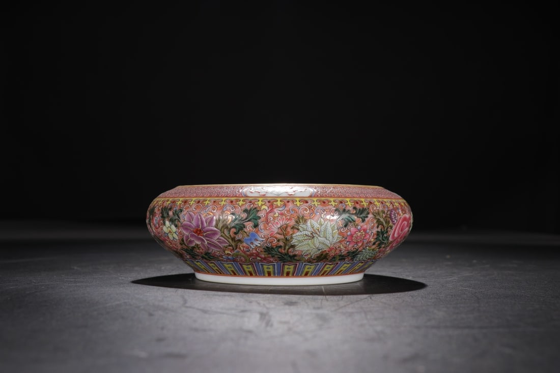 A famille rose enameled and gilt-painted floral and dragon-patterned water basin with the mark of: A famille rose enameled and gilt-decorated floral and dragon-patterned water basin with the mark of the Qianlong reign of the Qing Dynasty. Dimensions: Height 5.3cm, Diameter 15cm, Base Diameter 9.6cm