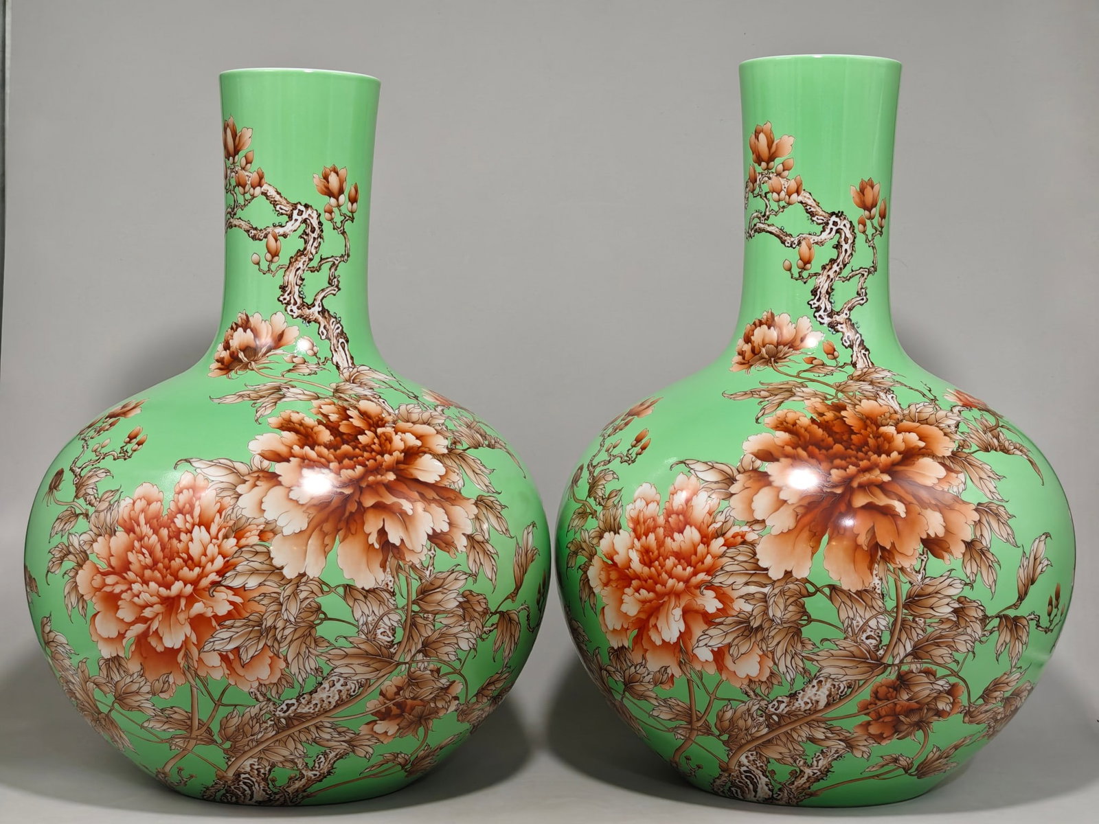 A large Qing Dynasty Qianlong period apple green famille rose vase with floral and auspicious: A celestial globe vase with an apple-green famille rose design of blooming flowers and auspicious symbols, bearing the mark of the Qianlong reign of the Qing Dynasty. Height: 54.5 cm, Diameter: 38 cm.