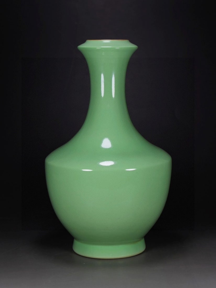 Green-glazed gilt garlic-shaped vase made during the Yongzheng period of the Qing Dynasty: A green-glazed, gilt-mouth garlic-shaped vase made during the Yongzheng reign of the Qing Dynasty, 30 cm high and 19 cm in diameter. Provenance:Private collection from a professor in ESC Rennes