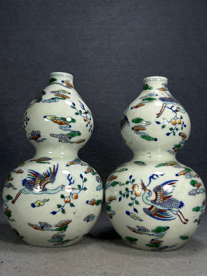 A pair of Doucai gourd-shaped vases made during the Yongzheng period of the Qing Dynasty: A pair of Doucai gourd-shaped vases made during the Yongzheng period of the Qing Dynasty Provenance:Private collection from a professor in ESC Rennes School of Business. Our cooperative logistics