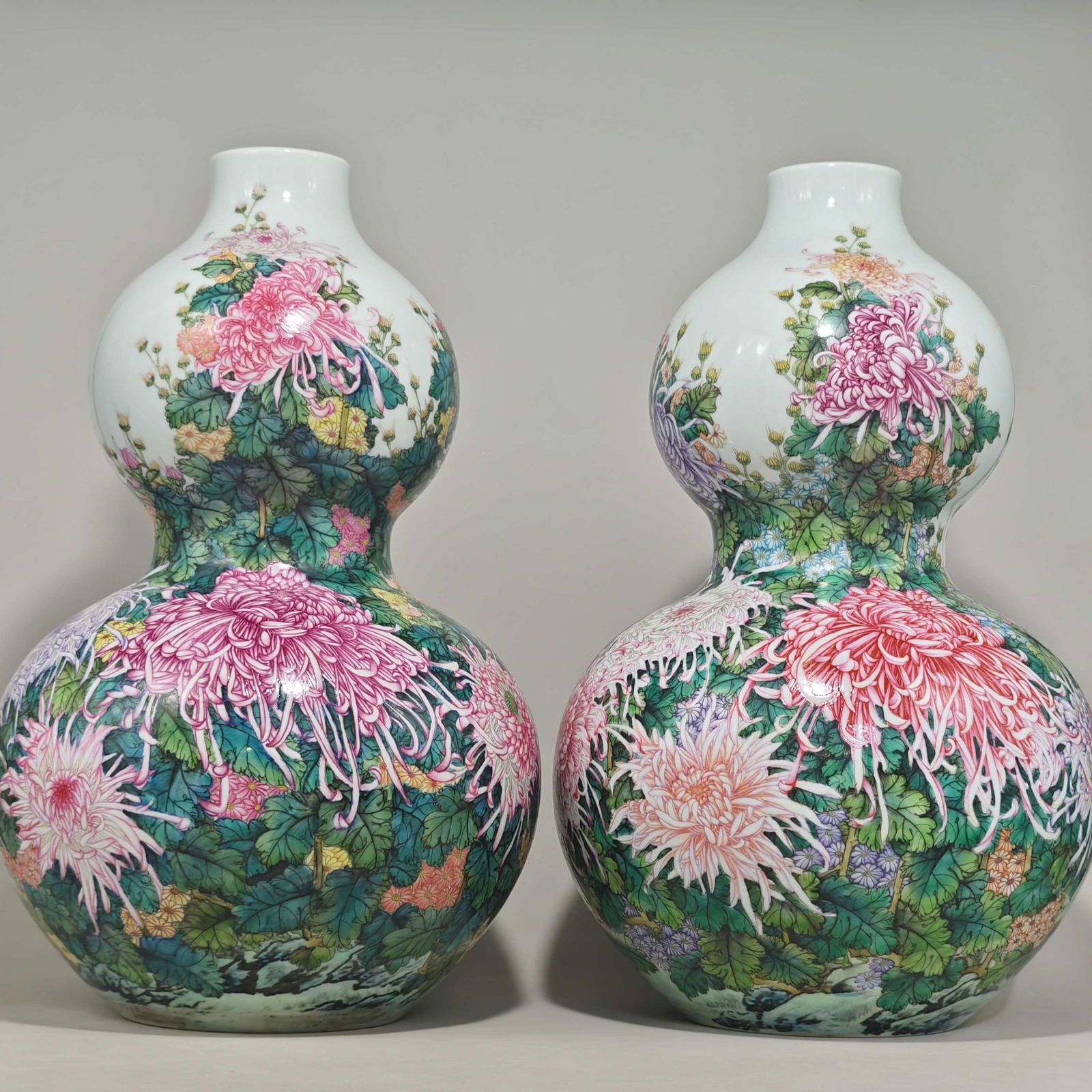 A gourd-shaped vase with famille rose enamel chrysanthemum design, made during the Yongzheng reign (1 of 9)