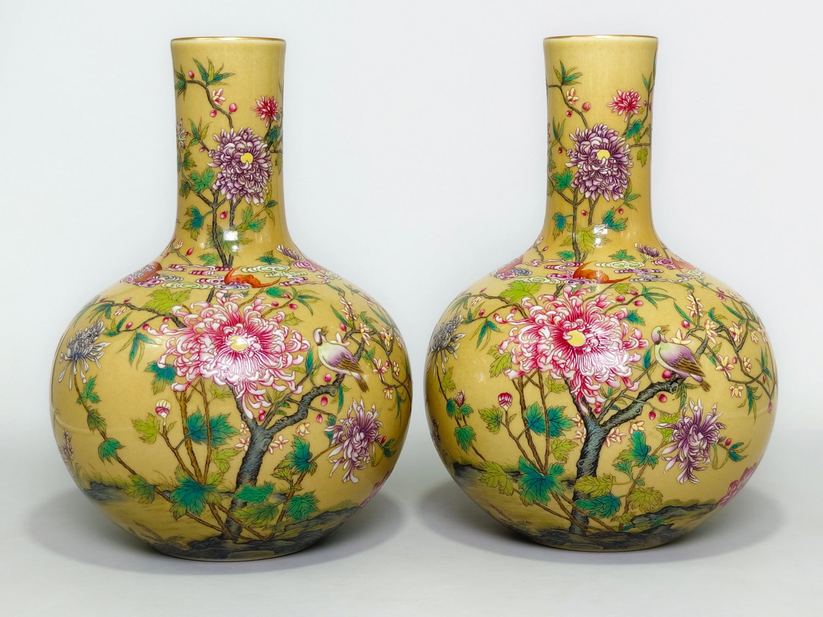 porcelain: Height 32 cm, Diameter 23 cm Provenance:Private collection, Geneva, Switzerland. Our cooperative logistics services provider expertly handles both domestic and global shipping arrangements.We accept w