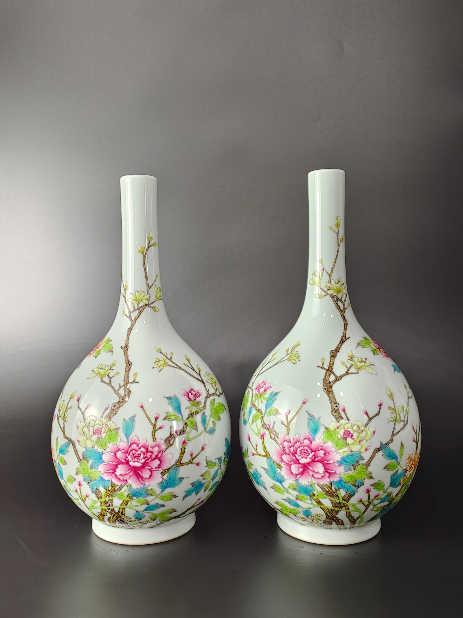 porcelain: It is 36 cm high and 18 cm in diameter. Provenance:Private collection, Geneva, Switzerland. Our cooperative logistics services provider expertly handles both domestic and global shipping