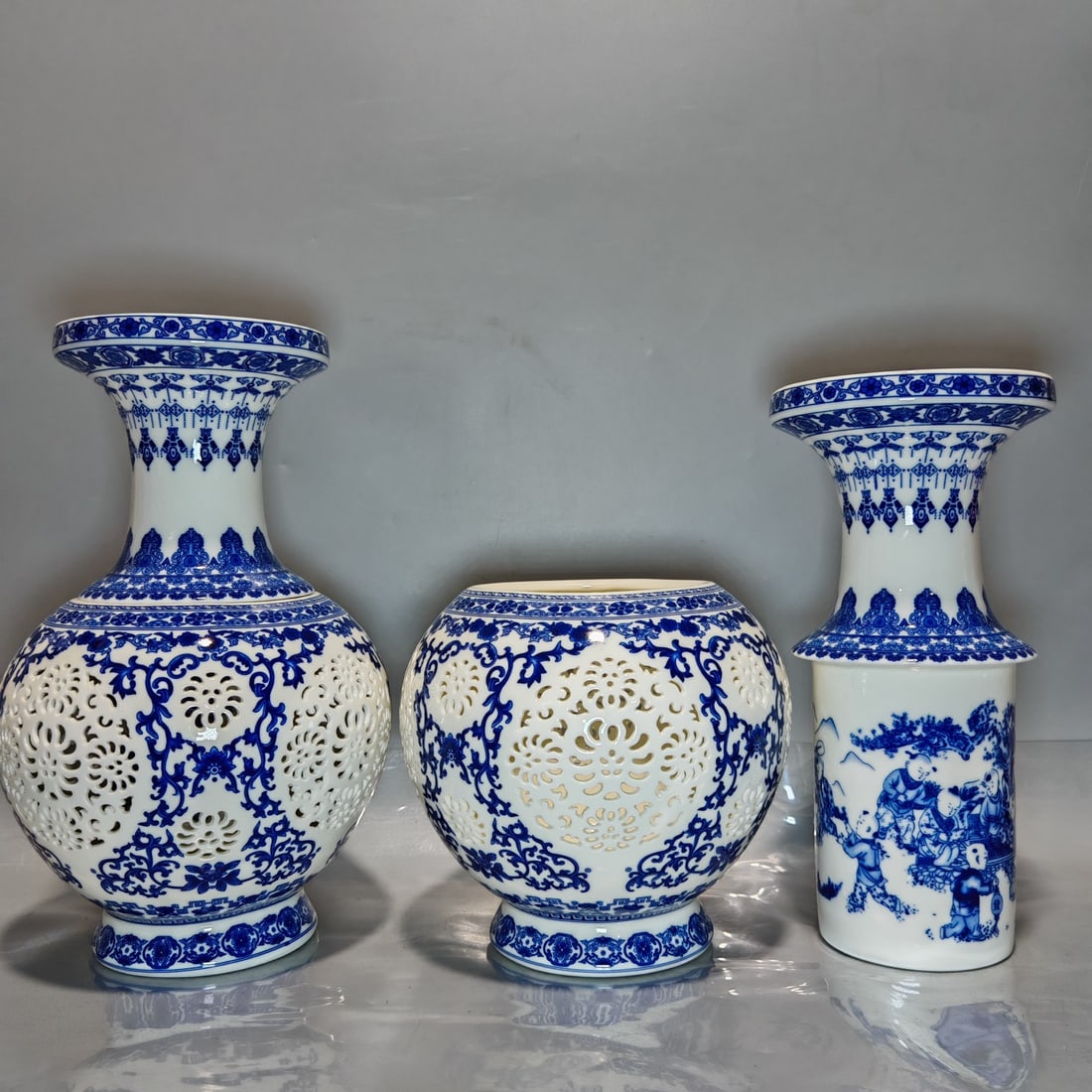 A pair of blue and white openwork revolving vases made during the Qianlong reign of the Qing: A pair of blue and white openwork revolving vases made during the Qianlong reign of the Qing Dynasty. Provenance:Private collection, Roma, Italy. Our cooperative logistics services provider expertly