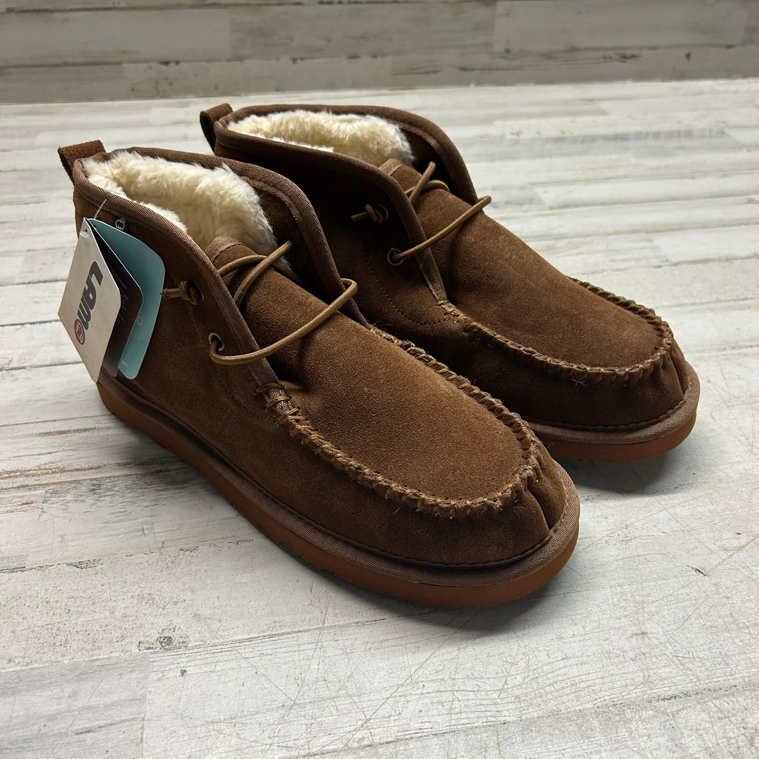 LAMO Men’s Suede Moccasin Chukka Slippers – Size 11, Faux Fur Lining, New w/ Tags: New with tags LAMO men’s chukka-style moccasin slippers in brown suede with plush faux-fur lining. Features classic moc-toe design, lace front, cushioned interior, and durable outsole. Men’