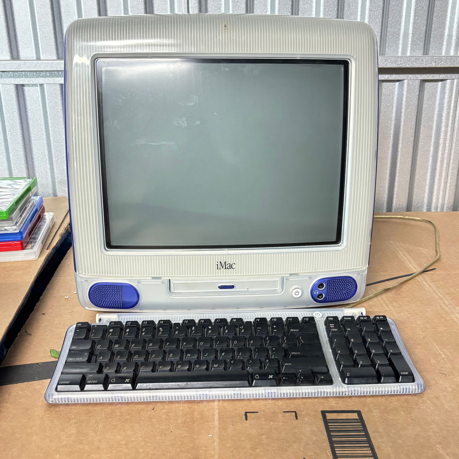 Apple iMac G3 Blueberry Desktop Computer with Apple USB Keyboard (1 of 19)