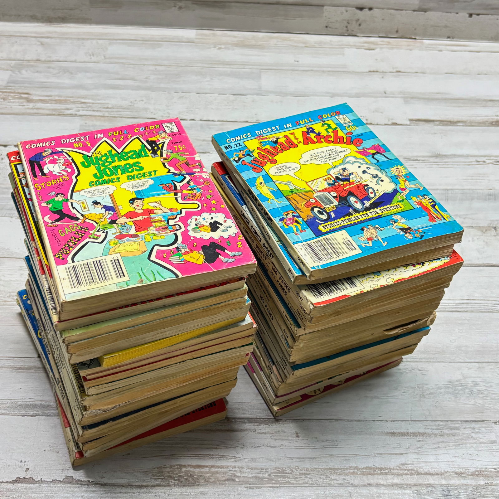 Large Lot of Vintage Archie Comics and Digest Paperbacks (1 of 9)
