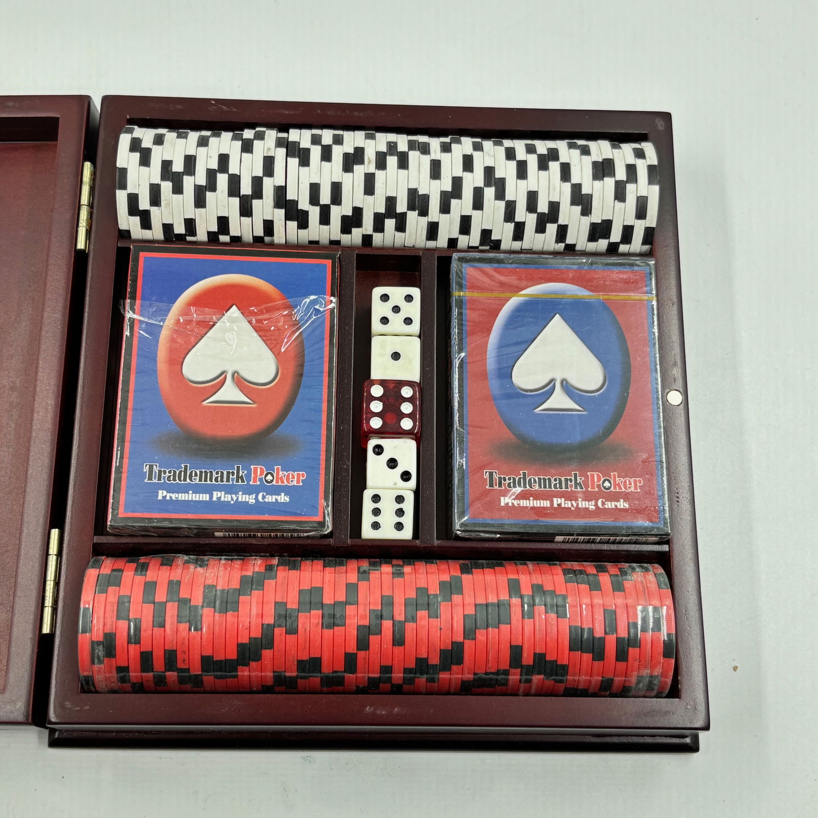 Trademark Poker Deluxe Poker Set in Wooden Case (1 of 7)