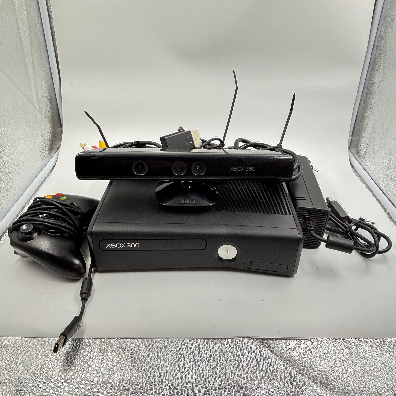 Microsoft Xbox 360 Console with Kinect Sensor, Controller, and Power Supply (1 of 19)