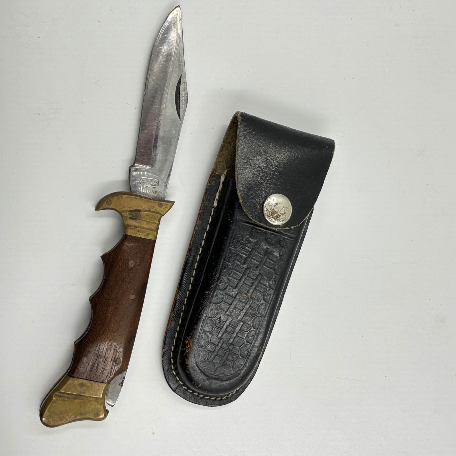 Vintage Schrade USA Fixed Blade Hunting Knife with Brass Guard & Wood Handle, Leather Sheath (1 of 11)