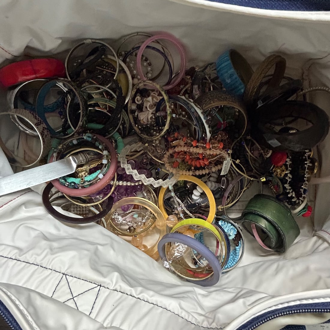 Wholesale Lot Vintage Costume Jewelry Bracelets Bangles Beads Mixed Styles (1 of 8)