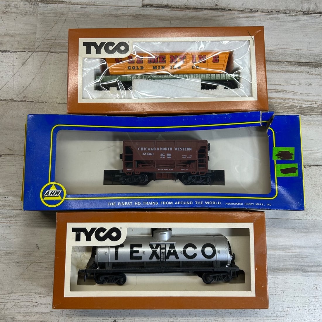 Lot of 3 Tyco & AHM HO Scale Model Train Cars - Texaco, Clementine Mining, C&NW (1 of 7)