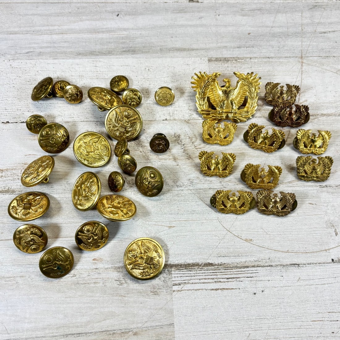 Assorted US Military Buttons & Insignia Lot Eagle Crest Brass Gold Tone & Bronze: This collection features a variety of vintage United States military buttons and insignia. The lot includes numerous brass and gold-toned buttons, many with raised eagle motifs and seals, indicative o