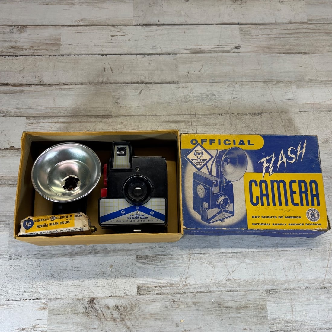 Vintage 1950s Boy Scouts of America 620 Official Cub Scout Flash Camera w/ Flashgun: This vintage 1950s Official Cub Scout Camera, complete with its original flashgun, offers a nostalgic glimpse into mid-century scouting. Manufactured in the U.S.A., this camera was designed for young