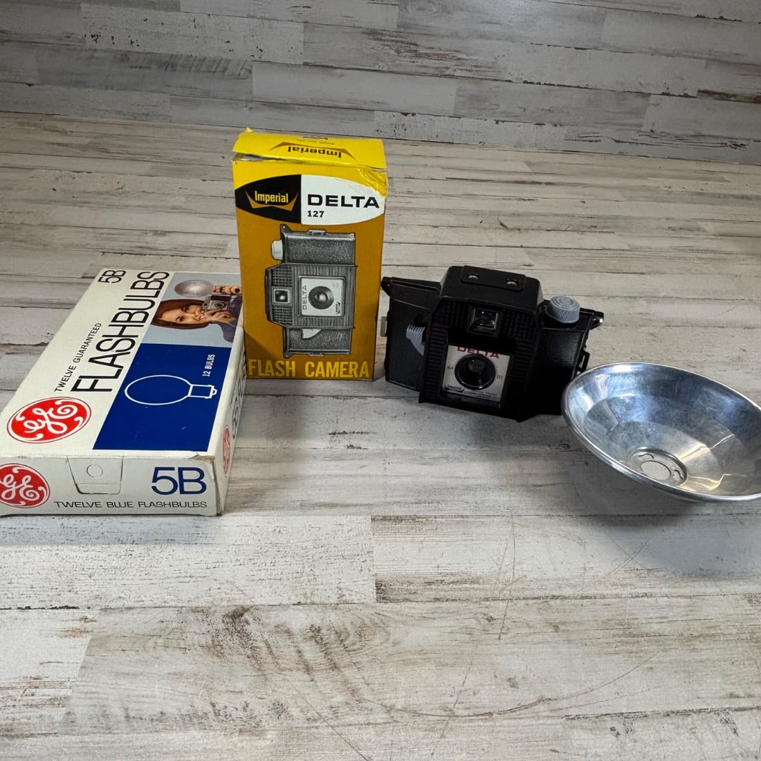 Vintage Imperial Delta 127 Flash Camera w/ Box & GE Flashbulbs (1 of 10)